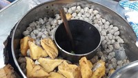 Pentol Kojek di wilayah Penggilingan, Jakarta Timur ini, konsepnya kaki lima. Menu yang ditawarkan ada bakso mini yang sering disebut kerikil, dan kadang pentol. Dengan harga yang murah sudah bisa makan bakso kerikil penak di sini. Foto: detikFood