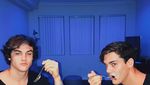 Gaya Dolan Twins, Youtuber Kembar yang Kompak Saat Kulineran