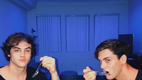 Kekonyolan anak kembar tersebut dapat dilihat dari momen yang satu ini. Grayson yang berangkting makan kue yang berantakan ini membuat Ethan seakan jijik melihatnya. Foto: Instagram @ethandolan @graysondolan