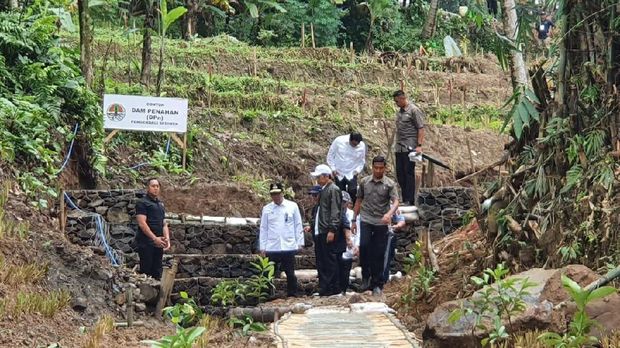  Jokowi dan para menteri kemudian menuju Kampung Sinar Harapan tempat sejumlah warga yang tewas tertimbun longsor. Dia juga mengecek dam penahan pengendali sedimen. 