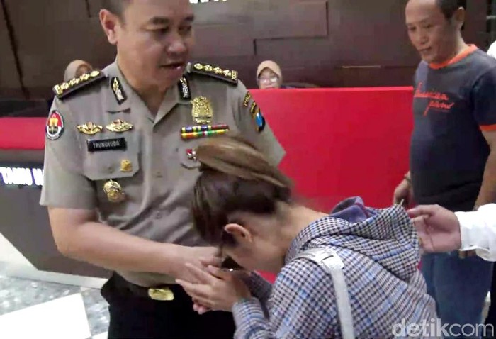 Diperiksa soal Kasus MeMiles, Siti Badriah Cium Tangan Polisi Penyanyi Siti Badriah (Sibad) mendatangi Polda Jawa Timur untuk diperiksa terkait kasus investasi bodong MeMiles.