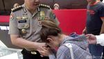 Diperiksa soal Kasus MeMiles, Siti Badriah Cium Tangan Polisi