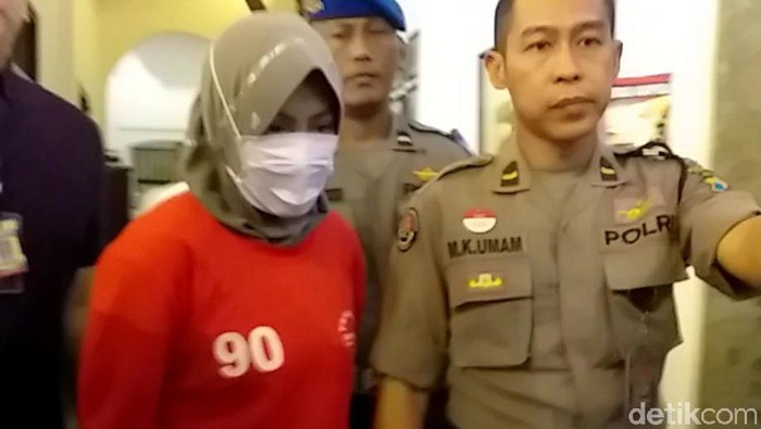 Polisi akhirnya menampilkan Zikria netizen penghina Wali Kota Surabaya Tri Rismaharini.