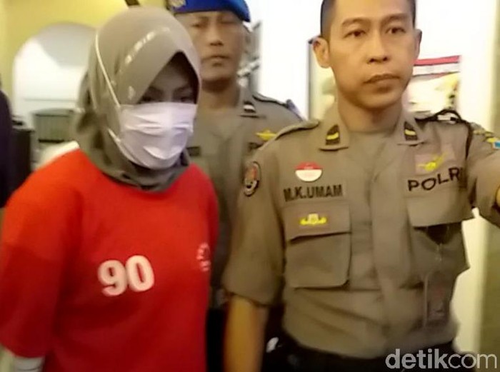 Polisi akhirnya menampilkan Zikria netizen penghina Wali Kota Surabaya Tri Rismaharini.