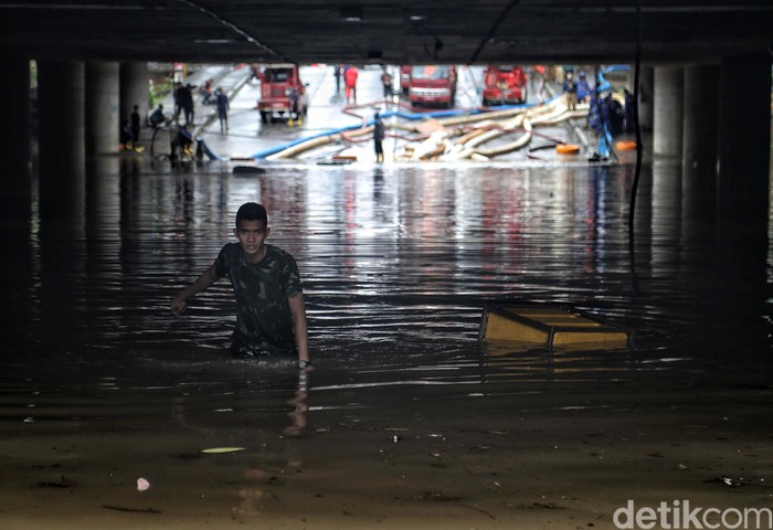 Bahu Membahu Menyedot Air di Underpass Kemayoran Banjir yang merendam underpass Kemayoran, Jakarta, belum juga surut. Petugas gabungan pun terus menyedot air yang menggenang.