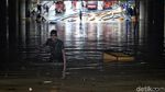 Bahu Membahu Menyedot Air di Underpass Kemayoran
