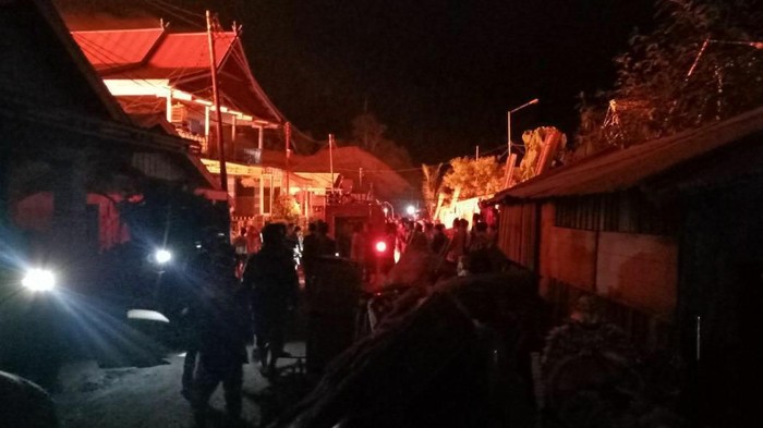 Si jago merah mengamuk di kawasan jalan Bubara dan Lumba-lumba Kelurahan Sidoarjo, Kecamatan Baolan, Kabupaten Tolitoli, Sulawesi Tengah. Sekira 300 rumah warga hangus terbakar.