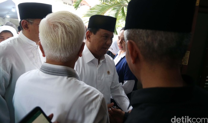 Menhan Prabowo Subianto melayat almarhum Gus Sholah. Sejumlah menteri dan tokoh lainnya juga datang melayat.