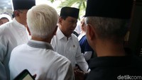 Menteri Pertahanan Prabowo Subianto disambut keluarga almarhum saat datang melayat.