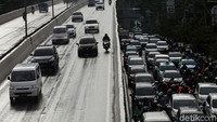 JLNT ini terus dibajak pemotor untuk menghindari kemacetan yang kerap terjadi di jalur tersebut.