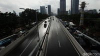 Aksi nekat pemotor ini tentunya akan membahayakan diri sendiri dan pengendara lainnya.