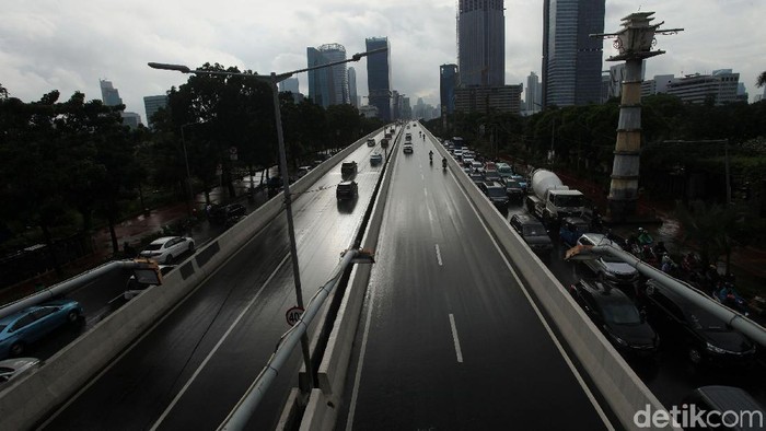Hingga kini pengendara sepeda motor masih nekat melintas JLNT Casablanca. Polisi pun akan memasang kamera e-TLE di JLNT tersebut.