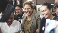 Nikita Mirzani tiba di Kejari Jakarta Selatan, Senin (3/2/2020) pukul 11.53 WIB dengan mobil polisi. Foto: Noel/detikHOT