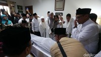 Almarhum meninggal karena penyakit jantung yang dideritanya.