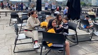 Fitri juga memboyong keluarganya liburan ke London. Mereka bersiap melahap makanan ditemani cantiknya pemandangan Tower of London. Foto: Instagram fitri_salhuteru