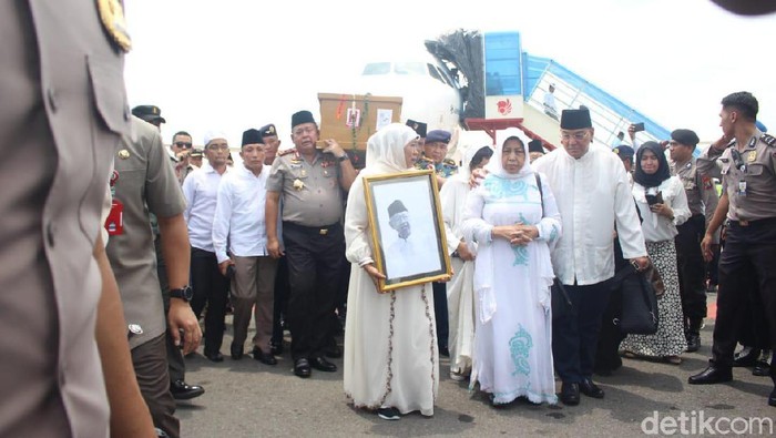 Jenazah Gus Sholah tiba di Bandara Juanda Surabaya. Sejumlah Forkopimda Jatim tampak menyambut Jenazah.
