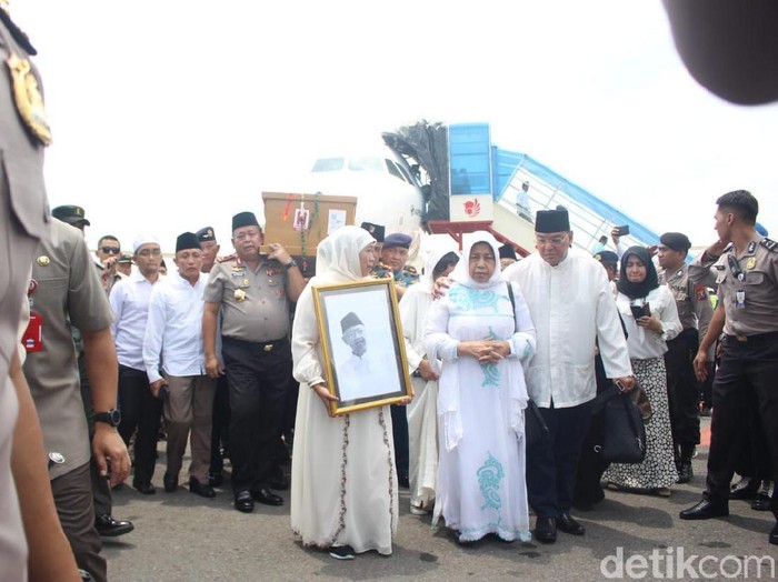 Jenazah Gus Sholah tiba di Bandara Juanda Surabaya. Sejumlah Forkopimda Jatim tampak menyambut Jenazah.