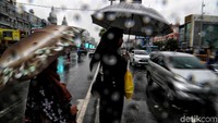 Sejumlah warga menerobos hujan deras di kawasan Kelapa Gading, Jakarta, Senin (3/2/2020).
