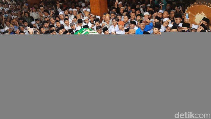 Gus Sholah Dimakamkan Jenazah Gus Sholah disalatkan dan dimakamkan di pemakaman keluarga yang ada di dalam Ponpes Tebuireng, Senin (3/2/2020).. Pemakaman pengasuh Ponpes Tebuireng itu dihadiri ribuan santri.