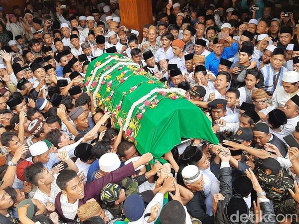 Ribuan Santri Antar Gus Sholah ke Peristirahatan Terakhir