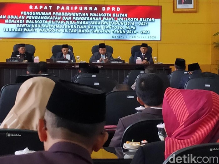 Mendagri mengesahkan pemberhentian tidak hormat Muh Samanhudi Anwar sebagai Wali Kota Blitar nonaktif. Surat Keputusan Mendagri Nomor 131.35-98 tahun 2020 disampaikan dalam rapat paripurna DPRD Kota Blitar.