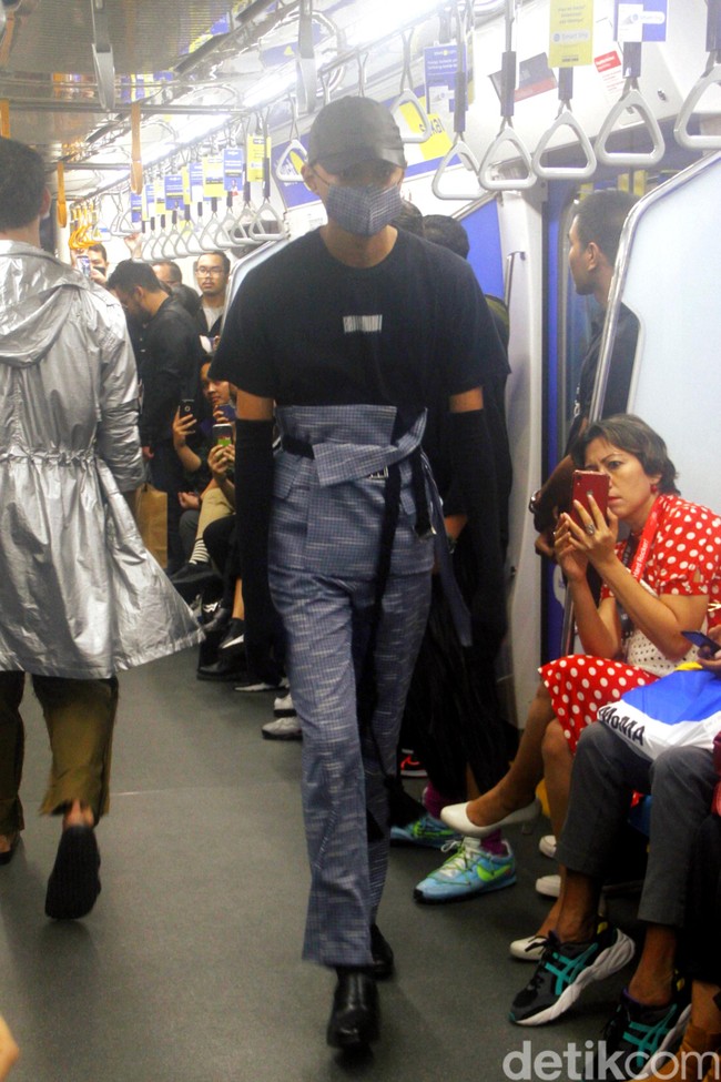 Fashion Rocks menggelar fashion show perdana di gerbong MRT Jakarta dengan menampilkan karya tiga desainer muda Indonesia: Kelly Vallerie, Wilsen Willim dan Andandika Surasetja, Jumat [31/1/2020]. Foto: Mohammad Abduh/Wolipop