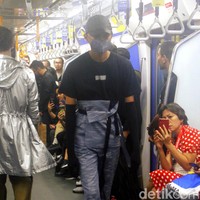 Fashion Rocks menggelar fashion show perdana di gerbong MRT Jakarta dengan menampilkan karya tiga desainer muda Indonesia: Kelly Vallerie, Wilsen Willim dan Andandika Surasetja, Jumat [31/1/2020]. Foto: Mohammad Abduh/Wolipop