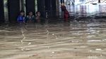 Bahu Membahu Menyedot Air di Underpass Kemayoran