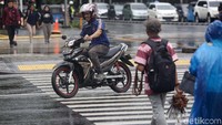 Hukumannya cukup berat bagi pelanggar lalu lintas yang tertangkap tilang elektronik. Berdasarkan Undang-Undang No. 22 Tahun 2009 tentang Lalu Lintas dan Angkutan Jalan, pelanggar lalu lintas yang tertangkap tilang elektronik terancam hukuman pidana atau denda hingga ratusan ribu rupiah.