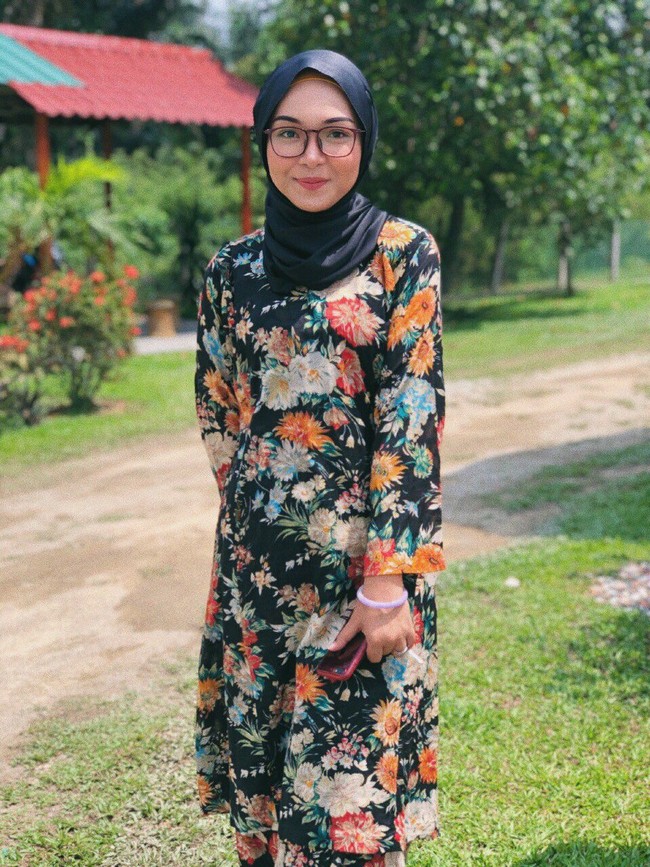 Saya tidak pergi ke gym. Nggak ada cheatday dalam tempo lima bulan. Saya strict dengan makanan yang saya konsumsi. Minum air putih tiga liter sehari. Saya juga skipping 500 kali setiap hari dan senam. Total workout sekurang-kurangnya dua jam setiap hari, kata Syarmine. Foto: Twitter @__syarmineisa