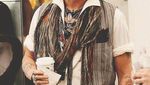 Lihat Lagi Gaya Keren Johnny Depp Saat Ngopi dan Ngemil Cokelat