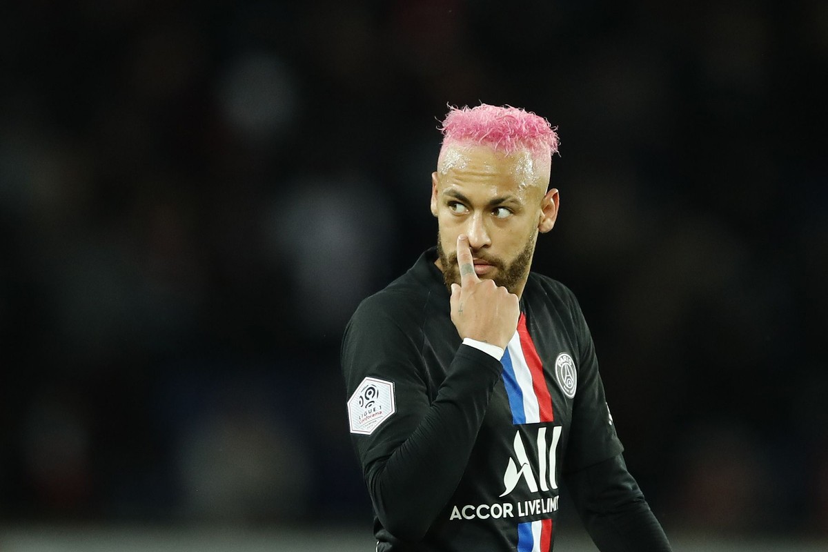 Neymar yang kesal dikartu kuning lantaran cuma melakukan rainbow flick (Christophe Ena/AP Photo)