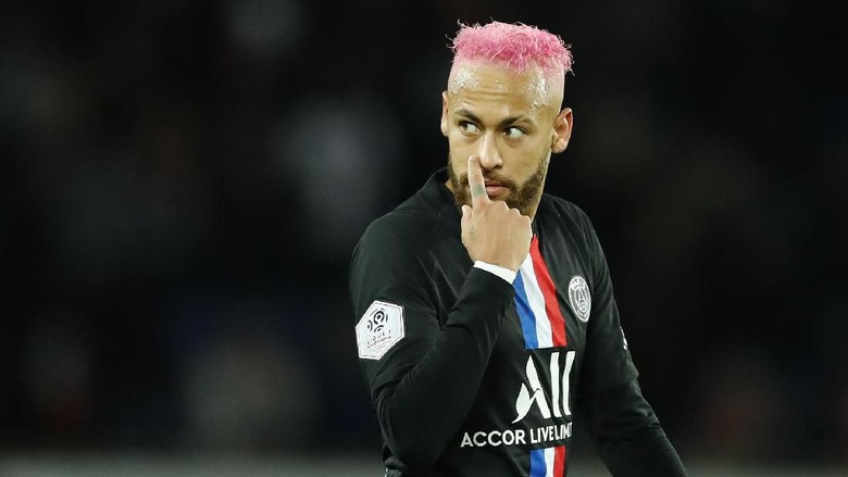 neymar rambut pink paris saint-germain ligue 1 liga prancis PSGs Neymar reacts during the French League One soccer match between Paris-Saint-Germain and Montpellier at the Parc des Princes stadium in Paris, Saturday Feb. 1, 2020. (AP Photo/Christophe Ena)