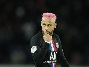 Dear Wasit, Neymar Cuma Main Bola Kok