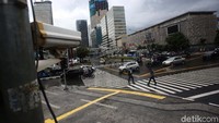 Pelanggar nantinya akan dikirimi surat konfirmasi tilang. Jenis-jenis pelanggaran motor yang terekam E-TLE, seperti pelanggaran marka jalan, stop line, tidak menggunakan helm, hingga berkendara sambil memegang handphone.