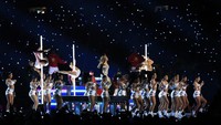 J-Lo dan Shakira diberi waktu masing-masing enam menit untuk penampilan mereka. Dalam 12 menit tersebut keduanya sukses membius para penonton di stadium yang berkapasitas kurang lebih 65 ribu orang tersebut.  Foto: Photo by Kevin Winter/Getty Images