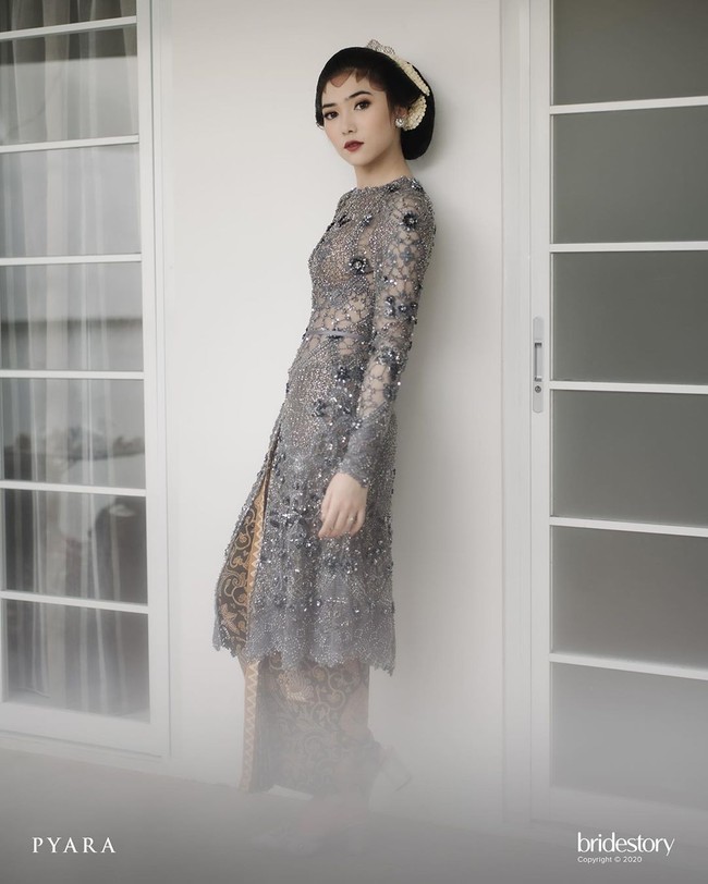 Isyana kembali berganti busana setelah acara siraman jelang pernikahannya. Kali ini, pelantun Tetap Dalam Jiwa itu melakukan prosesi adat Jawa dulangan. Prosesi ini berarti ayah dan ibu memberikan suapan terakhir kepada calon pengantin sebagai tanda tanggung jawab terakhir dari orang tua kepada anaknya yang akan menikah. Untuk prosesi dulangan, Isyana yang sudah tampil dengan sanggul Jawa dan paes mengenakan kebaya dengan sentuhan modern rancangan Yefta Gunawan. Foto: dok. Instagram @bridetsory