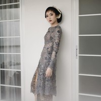 Isyana kembali berganti busana setelah acara siraman jelang pernikahannya. Kali ini, pelantun Tetap Dalam Jiwa itu melakukan prosesi adat Jawa dulangan. Prosesi ini berarti ayah dan ibu memberikan suapan terakhir kepada calon pengantin sebagai tanda tanggung jawab terakhir dari orang tua kepada anaknya yang akan menikah. Untuk prosesi dulangan, Isyana yang sudah tampil dengan sanggul Jawa dan paes mengenakan kebaya dengan sentuhan modern rancangan Yefta Gunawan. Foto: dok. Instagram @bridetsory