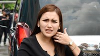 Ayu seperti tak khawatir dengan komentar para haters tentang penampilannya itu. Pool/Noel/detikFoto.