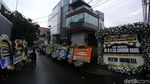 Banjir Karangan Bunga di Rumah Gus Sholah