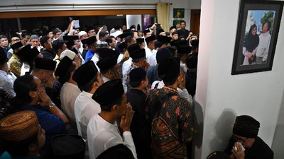 FOTO: Rumah Duka Gus Sholah Terus Dipadati Pelayat