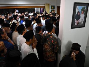 FOTO: Rumah Duka Gus Sholah Terus Dipadati Pelayat