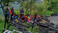 Bukan untuk mencapai finis paling dulu, mereka kompak beristirahat dan menikmati pemandangan di beberapa titik sebelum mencapai puncak Gunung Gajah. (Foto: istimewa)