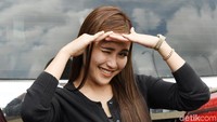 Jika sebelumnya Ayu menutupi perutnya, kini ia justru membiarkan perutnya terlihat. Pool/Noel/detikFoto.