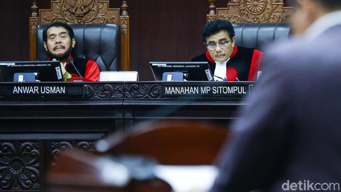 Mahkamah Konstitusi (MK) menggelar sidang lanjutan terkait uji formil UU KPK dengan agenda mendengarkan keterangan Presiden Joko Widodo (Jokowi) dan DPR.