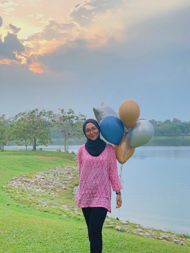 Sejujurnya bukan karena ditinggalin pacar, tapi saya ingin terlihat cantik. Saya juga malu kalau keluar dekat laki-laki, dan senantiasa pakai kemeja saja gara-gara baju wanita nggak muat, ungkap Syarmine seperti dikutip Mstar. Foto: Twitter @__syarmineisa