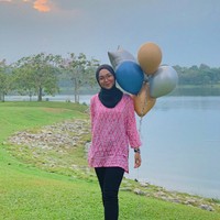 Sejujurnya bukan karena ditinggalin pacar, tapi saya ingin terlihat cantik. Saya juga malu kalau keluar dekat laki-laki, dan senantiasa pakai kemeja saja gara-gara baju wanita nggak muat, ungkap Syarmine seperti dikutip Mstar. Foto: Twitter @__syarmineisa