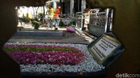 Jenazah Pengasuh Pondok Pesantren (Ponpes) Tebuireng, Jombang KH Salahuddin Wahid atau Gus Sholah akan dimakamkan di sebelah ayahnya. Makam keluarga Pesantren Tebuireng itu berada di dalam kompleks pondok.