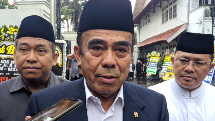 Menteri Agama Fachrul Razi pagi ini melayat ke rumah mendiang KH Salahuddin Wahid atau Gus Sholah. Menag mengenang Gus Sholah sebagai tokoh agama yang luar biasa.