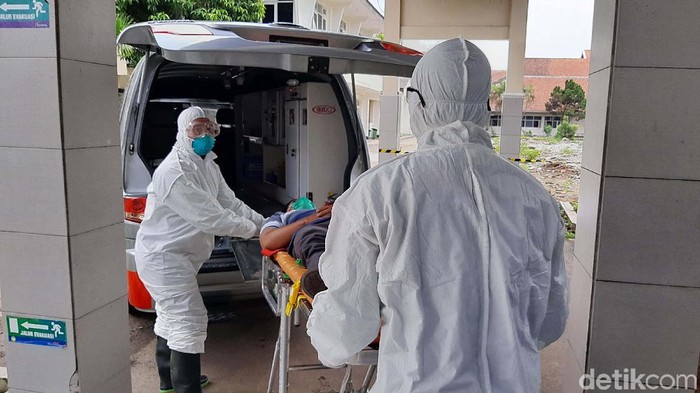 Begini Lho Simulasi Penanganan Pasien Virus Corona RS Margono Soekarjo Purwokerto mengantisipasi penyebaran virus Corona di wilayah Banyumas. Mereka menggelar simulasi penanganan pasien infeksi virus corona.